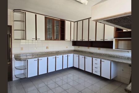 Casa à venda com 350m², 4 quartos e 8 vagasCozinha 