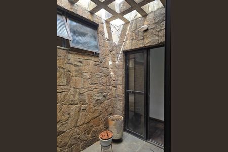 Casa à venda com 350m², 4 quartos e 8 vagasQuarto 03 acesso ao Jardim de inverno 