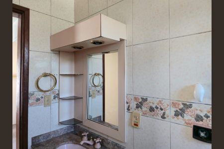 Casa à venda com 350m², 4 quartos e 8 vagasBanheiro da Suíte 02