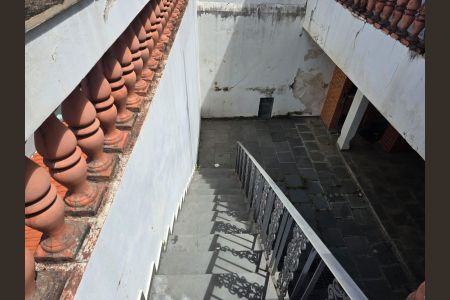 Casa à venda com 350m², 4 quartos e 8 vagasVaranda escada acesso a garagem 