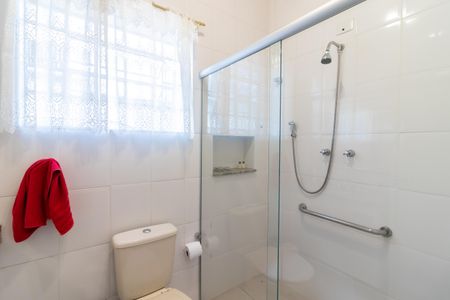 Casa à venda com 255m², 3 quartos e 2 vagas Casa à venda com 255m², 3 quartos e 2 vagasEdícula - Banheiro