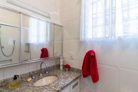 Casa à venda com 255m², 3 quartos e 2 vagas Casa à venda com 255m², 3 quartos e 2 vagasEdícula - Banheiro