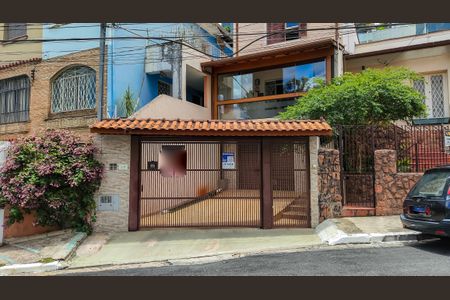 Casa à venda com 255m², 3 quartos e 2 vagas Casa à venda com 255m², 3 quartos e 2 vagasFachada