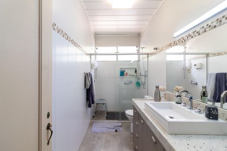 Casa à venda com 255m², 3 quartos e 2 vagas Casa à venda com 255m², 3 quartos e 2 vagasBanheiro 1