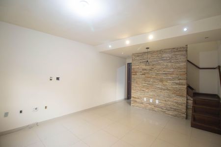 Sala de casa de condomínio para alugar com 2 quartos, 80m² em Colubandê, São Gonçalo