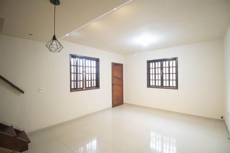 Sala de casa de condomínio para alugar com 2 quartos, 80m² em Colubandê, São Gonçalo