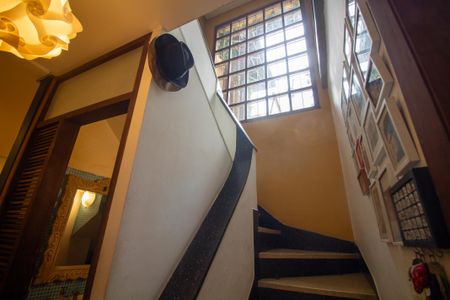 Casa à venda com 140m², 3 quartos e 1 vaga Casa à venda com 140m², 3 quartos e 1 vagaEscada