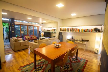 Casa à venda com 140m², 3 quartos e 1 vaga Casa à venda com 140m², 3 quartos e 1 vagaSala de Jantar