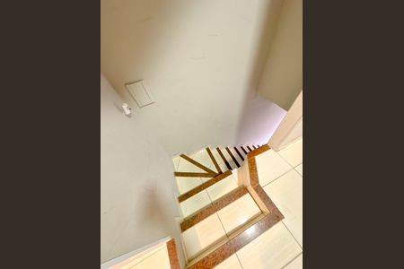 Apartamento para alugar com 60m², 2 quartos e sem vagaEscada