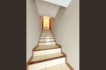 Apartamento para alugar com 60m², 2 quartos e sem vagaEscada