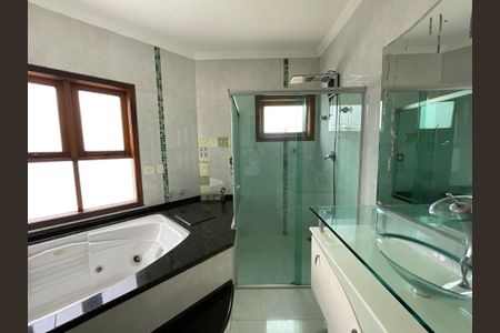 Casa de condomínio para alugar com 2950m², 3 quartos e 5 vagasBanheiro da Suíte