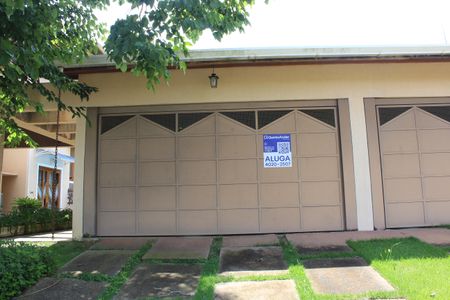 Casa de condomínio para alugar com 2950m², 3 quartos e 5 vagasPlaca