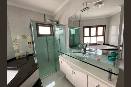 Casa de condomínio para alugar com 2950m², 3 quartos e 5 vagasBanheiro da Suíte