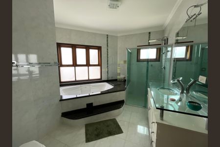 Casa de condomínio para alugar com 2950m², 3 quartos e 5 vagasBanheiro da Suíte