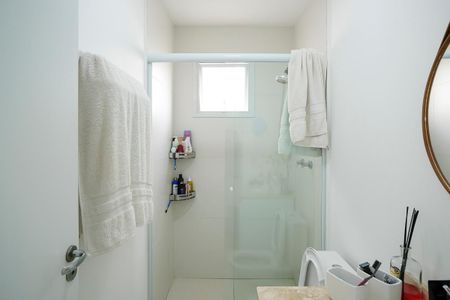 Apartamento à venda com 69m², 2 quartos e 2 vagasBanheiro da suíte