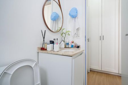 Apartamento à venda com 69m², 2 quartos e 2 vagasBanheiro da suíte