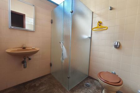 Casa de condomínio à venda com 504m², 4 quartos e 4 vagasBanheiro de serviço