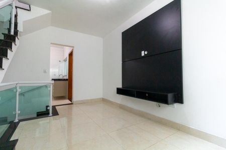 Sala de casa de condomínio para alugar com 2 quartos, 74m² em Vila Paranagua, São Paulo