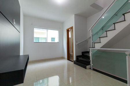 Sala de casa de condomínio para alugar com 2 quartos, 74m² em Vila Paranagua, São Paulo