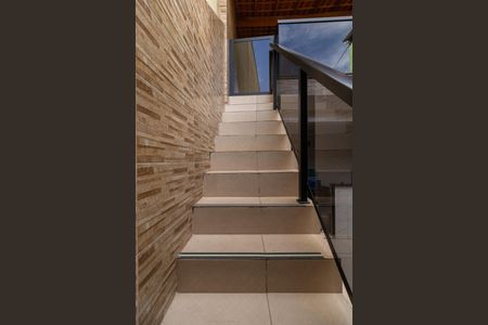 Casa à venda com 150m², 2 quartos e 2 vagas Casa à venda com 150m², 2 quartos e 2 vagasEscada