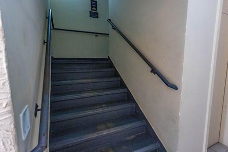 Apartamento à venda com 47m², 2 quartos e 1 vagaEscada do prédio 