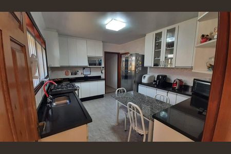 Casa à venda com 300m², 3 quartos e 4 vagas