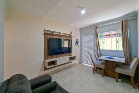 Sala de casa de condomínio para alugar com 2 quartos, 80m² em Vila Tupi, Praia Grande