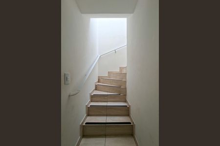 Escada de casa de condomínio para alugar com 2 quartos, 80m² em Vila Tupi, Praia Grande