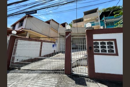 Casa para alugar com 300m², 3 quartos e 2 vagasFachada + plaquinha
