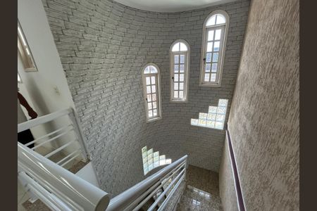 Casa para alugar com 300m², 3 quartos e 2 vagasEscada