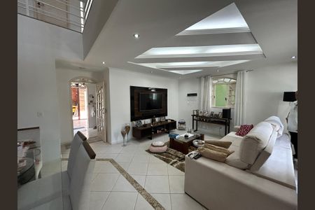 Sala 1 de casa para alugar com 3 quartos, 300m² em Vila Valqueire, Rio de Janeiro