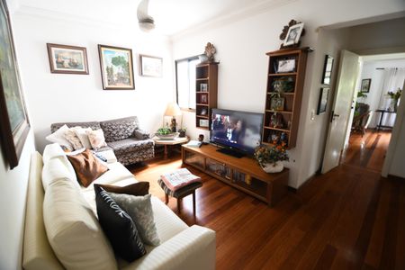 Sala de TV de apartamento à venda com 4 quartos, 180m² em Cambuí, Campinas