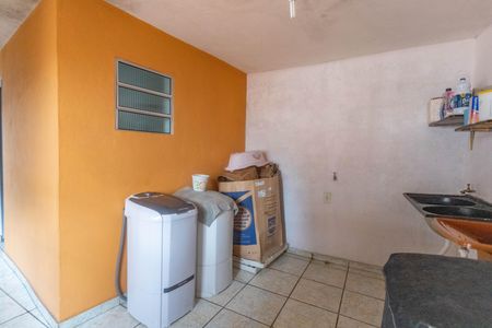 Casa à venda com 242m², 6 quartos e 2 vagas Casa à venda com 242m², 6 quartos e 2 vagasCasa 1 - Área de serviço