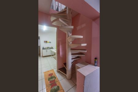 Casa 1 - Escada  de casa à venda com 6 quartos, 242m² em Casa Grande, Diadema