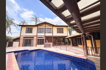 Casa de condomínio para alugar com 717m², 5 quartos e 6 vagas