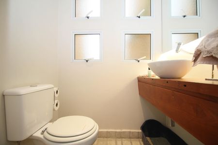 Casa de condomínio à venda com 200m², 3 quartos e 2 vagasLavabo