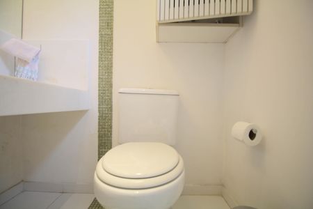 Casa de condomínio à venda com 200m², 3 quartos e 2 vagasBanheiro de serviço