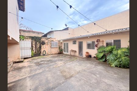 Casa à venda com 250m², 4 quartos e 4 vagasQuintal - Edícula