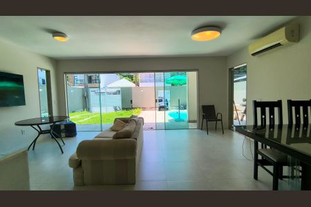 Sala de casa de condomínio para alugar com 3 quartos, 288m² em Recreio dos Bandeirantes, Rio de Janeiro