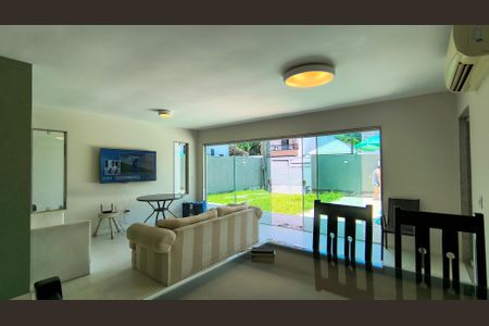 Sala  de casa de condomínio para alugar com 3 quartos, 288m² em Recreio dos Bandeirantes, Rio de Janeiro