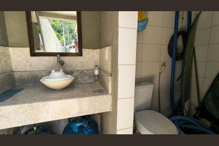 Casa de condomínio para alugar com 288m², 3 quartos e 4 vagas Casa de condomínio para alugar com 288m², 3 quartos e 4 vagasLavabo do Quintal