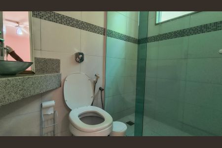 Casa de condomínio para alugar com 288m², 3 quartos e 4 vagas Casa de condomínio para alugar com 288m², 3 quartos e 4 vagasBanheiro da Suíte 2