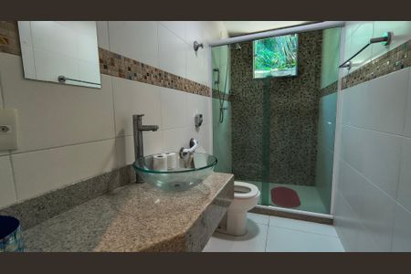 Casa de condomínio para alugar com 288m², 3 quartos e 4 vagas Casa de condomínio para alugar com 288m², 3 quartos e 4 vagasBanheiro da Suíte 1