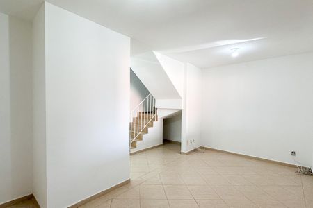 Sala de casa de condomínio para alugar com 3 quartos, 107m² em Jardim das Quatro Marias, São Bernardo do Campo