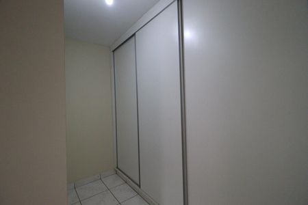 Closet da suíte 2 de casa para alugar com 3 quartos, 160m² em Vila Tiberio, Ribeirão Preto
