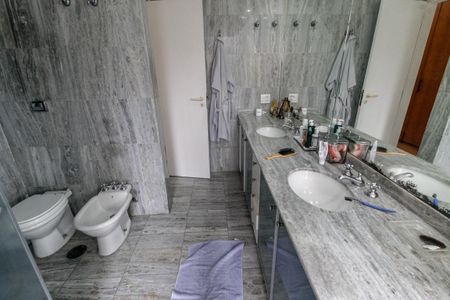 Apartamento para alugar com 275m², 4 quartos e 4 vagas Apartamento para alugar com 275m², 4 quartos e 4 vagasBanheiro