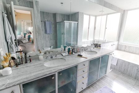 Apartamento para alugar com 275m², 4 quartos e 4 vagas Apartamento para alugar com 275m², 4 quartos e 4 vagasBanheiro