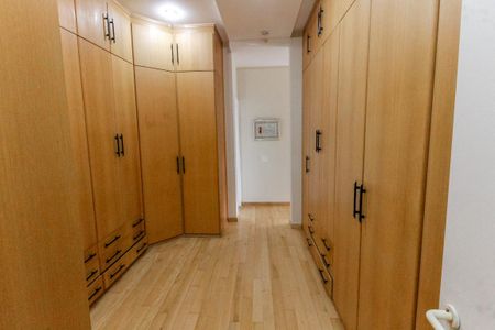 Apartamento para alugar com 275m², 4 quartos e 4 vagas Apartamento para alugar com 275m², 4 quartos e 4 vagasCloset da suíte 4