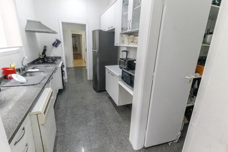 Apartamento para alugar com 275m², 4 quartos e 4 vagas Apartamento para alugar com 275m², 4 quartos e 4 vagasCozinha - Armários