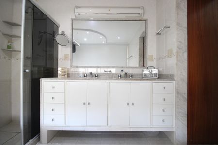 Casa à venda com 650m², 3 quartos e 4 vagasBanheiro da suíte